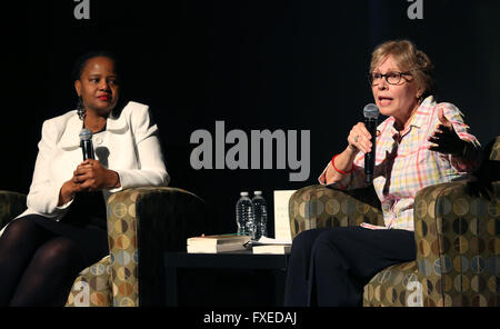 MIAMI, FLORIDA: Haitianische Autorin Edwidge Danticat (L) und Cheryl diskutieren wenig Einwanderung und Ungerechtigkeit. Stockfoto