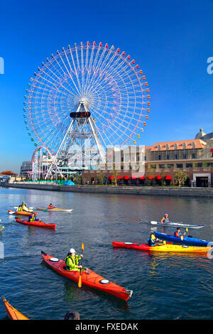 Riesenrad und Kanu-Gruppe am Kanal Yokohama Japan Stockfoto