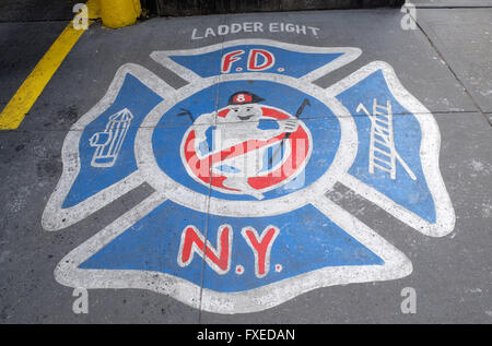 Ein Logo auf der North Moore Street Feuerwache berühmt geworden als Drehort Ghostbusters in New York City, USA Stockfoto
