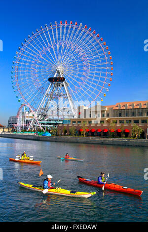 Riesenrad und Kanu-Gruppe am Kanal Yokohama Japan Stockfoto