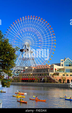 Riesenrad und Kanu-Gruppe am Kanal Yokohama Japan Stockfoto