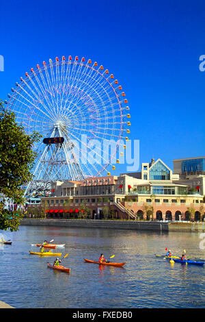 Riesenrad und Kanu-Gruppe am Kanal Yokohama Japan Stockfoto