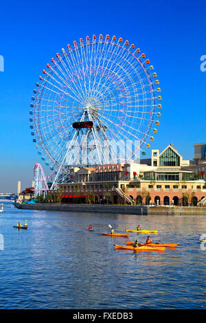 Riesenrad und Kanu-Gruppe am Kanal Yokohama Japan Stockfoto