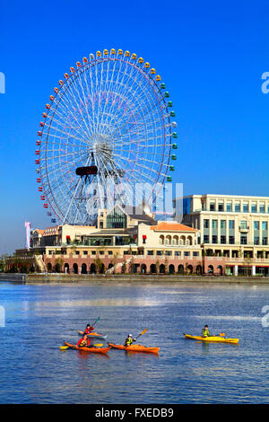 Riesenrad und Kanu-Gruppe am Kanal Yokohama Japan Stockfoto