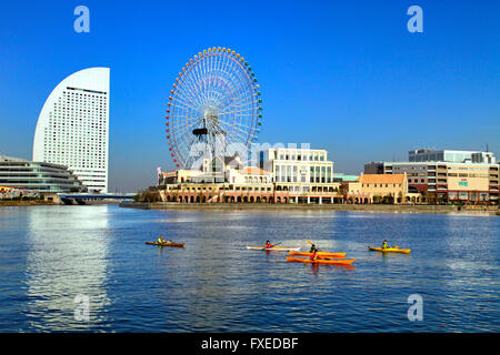 Riesenrad und Kanu-Gruppe am Kanal Yokohama Japan Stockfoto