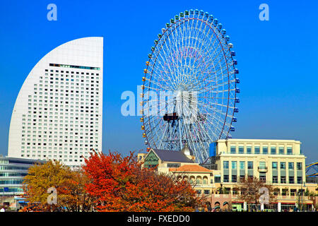 Riesiges Riesenrad Cosmo Uhr 21 und Minato Mirai 21 Gebäude Yokohama Japan Stockfoto