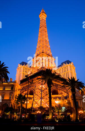 Eiffelturm in Las Vegas bei Nacht Stockfoto