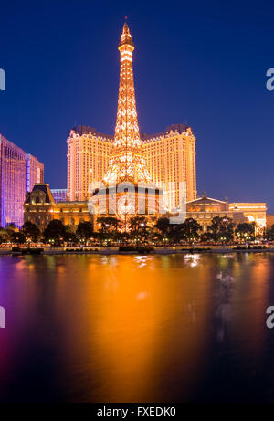 Eiffelturm in Las Vegas bei Nacht Stockfoto