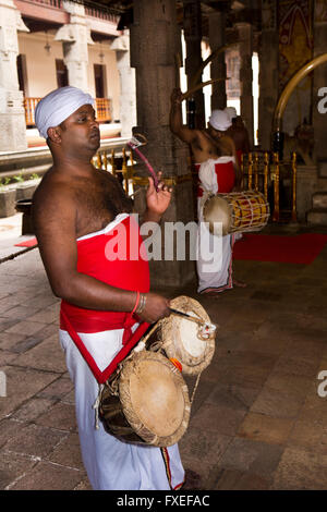 Sri Lanka, Kandy, Tempel der Zahnreliquie, Trommler, die Schaffung von beat für morgen puja Stockfoto