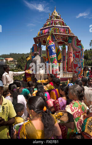 Sri Lanka, Nuwara Eliya, Thiruvetkattu Sri Muthu Mariyamman Tempel, Saraswati Festival, Hindu Anhänger mit angeboten Stockfoto