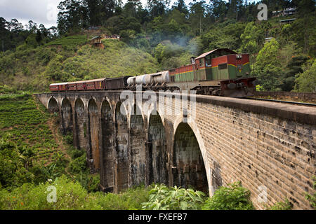 Sri Lanka, Bahnreisen, Ella, Highland Railway Zug überfahren Demodara neun Bögen Brücke Stockfoto