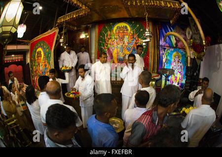 Sri Lanka, Kataragama, Maha Devale, Abend Puja im Gange im Haupttempel Stockfoto