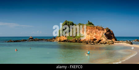 Sri Lanka, Mirissa, Mutter und Tochter entspannend im Meer am idyllischen tropischen Strand Papagei Rock Stockfoto