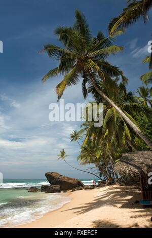 Sri Lanka Unawatuna, Thalpe, Wijaya, paar Felsen am idyllischen tropischen Strand überqueren Stockfoto