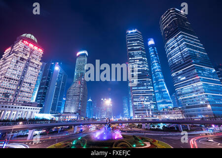 Shanghai, China -Sept. 30, 2015: Nachtansicht von Lujiazui Geschäftsviertel in Shanghai, China. Stockfoto