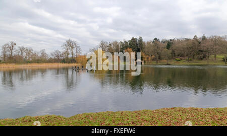 Das Bootshaus am See Burghley House, einem aus dem 16. Jahrhundert Landhaus, Stamford, Lincolnshire / Cambridgeshire, England, UK. Stockfoto