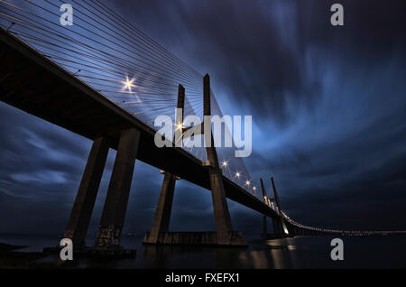 Vasco da Gama Brücke, Lissabon am Abend Stockfoto