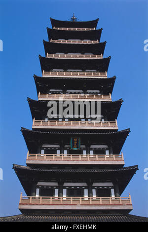 China, Jiangsu, Yangzhou, Daming Si oder Tempel der reichlich Licht, achtgeschossige Pagode, niedrigen Winkel Ansicht. Stockfoto