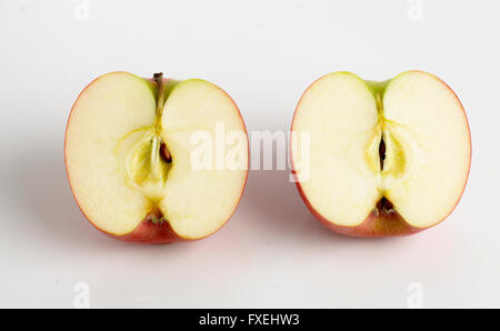 Nahaufnahme von roten Apfel in zwei Hälften geschnitten Stockfoto