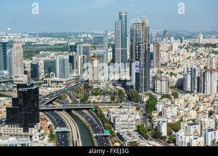 Ayalon Highway in Tel Aviv, Israel. Luftaufnahme von Azrieli Center in Ramat Gan Geschäftsviertel mit Moshe Aviv Tower Stockfoto