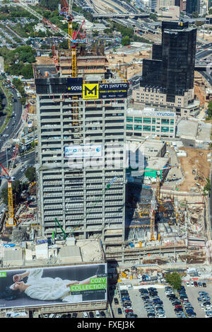 Stadt Tel Aviv in Israel. Luftaufnahme von Aussichtsplattform im Azrieli Center Circular Tower auf Midtown-Projekt-Baustelle Stockfoto