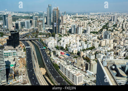 Ayalon Highway in Tel Aviv, Israel. Luftaufnahme von Azrieli Center in Ramat Gan Geschäftsviertel mit Moshe Aviv Tower Stockfoto