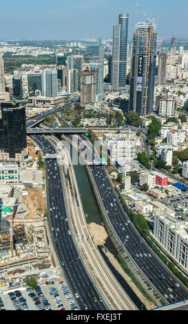 Ayalon Highway in Tel Aviv, Israel. Luftaufnahme von Azrieli Center in Ramat Gan Geschäftsviertel mit Moshe Aviv Tower Stockfoto