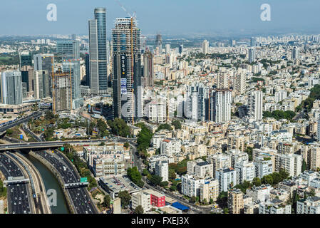 Ayalon Highway in Tel Aviv, Israel. Luftaufnahme von Azrieli Center in Ramat Gan Geschäftsviertel mit Moshe Aviv Tower Stockfoto