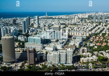 Stadt Tel Aviv in Israel. Luftaufnahme von Azrieli Center Circular Tower mit Europa-Israel-Turm und Sourasky Medical Center Stockfoto