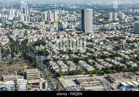 Tel Aviv und Ramat Gan Städte in Israel. Luftaufnahme von Aussichtsplattform in Azrieli Center runden Turm mit Derech HaShalom Stockfoto