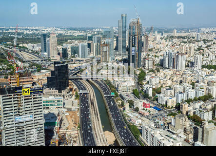 Ayalon Highway in Tel Aviv, Israel. Luftaufnahme von Azrieli Center in Ramat Gan Geschäftsviertel mit Moshe Aviv Tower Stockfoto