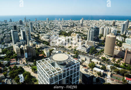 Matcal Turm in Camp Yitzhak Rabin - HaKirya in der Stadt Tel Aviv, Israel. Luftaufnahme von Azrieli Center Circular Tower Stockfoto