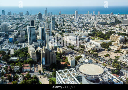 Luftaufnahme von Azrieli Center Circular Tower mit Marganit Turm in Camp Yitzhak Rabin - HaKirya, Stadt von Tel Aviv in Israel Stockfoto