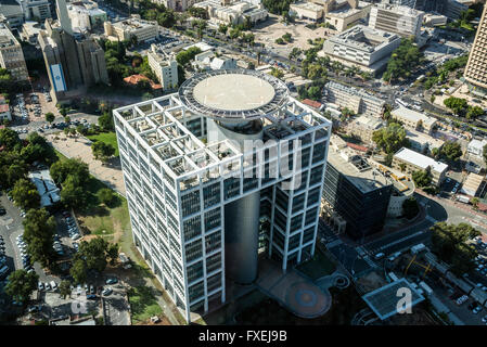 Matcal Turm in Camp Yitzhak Rabin - HaKirya in der Stadt Tel Aviv, Israel. Luftbild aus. Azrieli Center Circular Tower Stockfoto