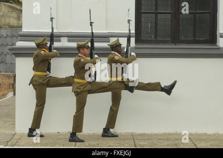 Soldaten bewachen das Mausoleum von Jose Marti, Cementerio Santa Ifigenia, Santiago De Cuba, Kuba Stockfoto