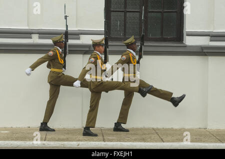 Soldaten bewachen das Mausoleum von Jose Marti, Cementerio Santa Ifigenia, Santiago De Cuba, Kuba Stockfoto