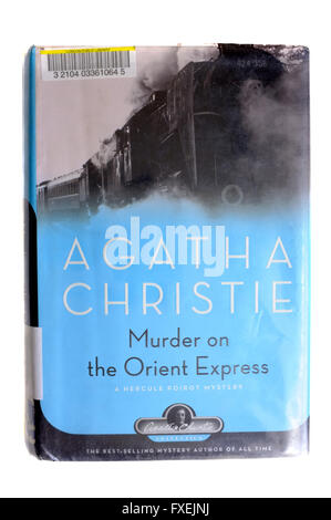 Die vordere Abdeckung des Mord im Orientexpress von Agatha Christie fotografiert vor einem weißen Hintergrund. Stockfoto