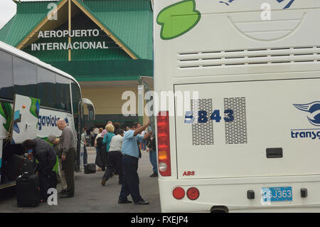 Reisebusse Abwurf Passagiere außerhalb der Frank País, Holguín International Airport. Kuba Stockfoto