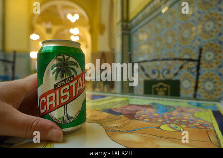 Dass eine Dose Bier, Cristal im Hotel Inglaterra, Havanna, Kuba Stockfoto