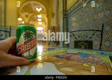 Dass eine Dose Bier, Cristal im Hotel Inglaterra, Havanna, Kuba Stockfoto