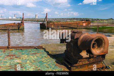 Maschinen und veraltete, verlassenen Flussschiffen gestrandet am Schlamm Ufer der Mündung des Humber bei Flut verrosten. Stockfoto