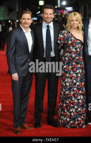 Daniel Brühl, Bradley Cooper und Sienna Miller teilnehmen Die Europäische Erstaufführung von verbrannten bei Vue West End in London. © Paul Treadway Stockfoto