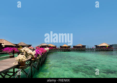 Overwater Bungalows auf tropischen Insel. Schöne Aussicht auf Wasser-Villen im Resort. Sommer Urlaub Konzept Stockfoto