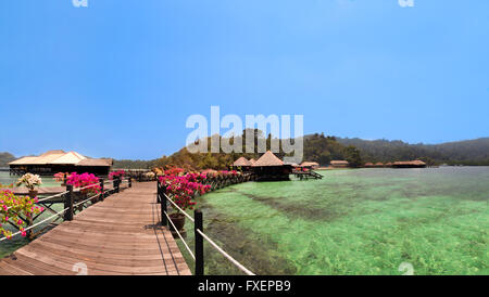 Über Wasser-Bungalows. Schöner Panoramablick über Wasser-Villen im Resort. Sommer Urlaub Konzept Stockfoto