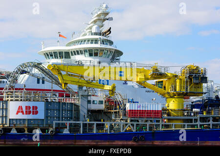 Karlskrona, Schweden - 7. April 2016: Gelbe Kran an Bord die Industriekabel Transportschiff vertäut Topaz Installer neben den AB Stockfoto