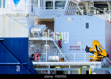 Karlskrona, Schweden - 7. April 2016: Männliche Person einige Treppen am Sammelplatz 2 an Bord der Industriekabel Transportschiff Stockfoto