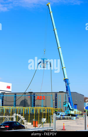 Karlskrona, Schweden - 7. April 2016: Spezielle Hochspannungskabel Fütterung Tool um bei ABB Hochspannungskabel Kran befestigt. Als siehe Stockfoto