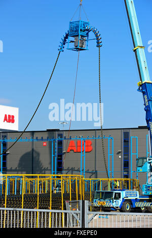 Karlskrona, Schweden - 7. April 2016: Spezielle Hochspannungskabel Fütterung Tool um bei ABB Hochspannungskabel Kran befestigt. Als siehe Stockfoto