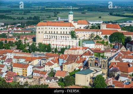Luftaufnahme von Foly Hügel in Mikulov Stadt mit Schloss Mikulov und Dietrichstein Grab, Tschechische Republik Stockfoto