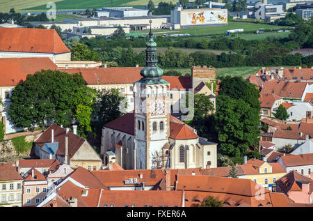 Uhr und Glocke Turm von St. Wenzel Kirche in Mikulov, Mähren, Tschechien. Blick vom Heiligen Berg Stockfoto